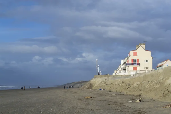 Construction en bordure de mer et érosion du littoral. — Zdjęcie stockowe