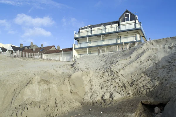 Construction en bordure de mer et érosion du littoral. — Zdjęcie stockowe