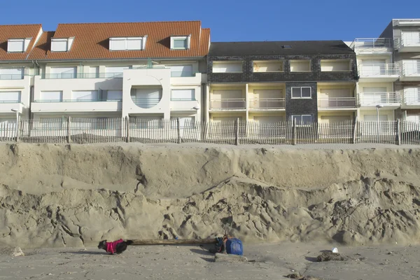 Construction en bordure de mer et érosion du littoral. — Zdjęcie stockowe