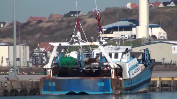 Arrastrero. Puerto pesquero de Boulogne sur Mer — Vídeo de stock