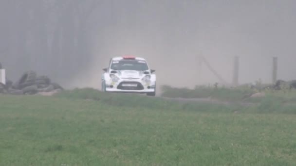Rallye-Auto im Nebel — Stockvideo
