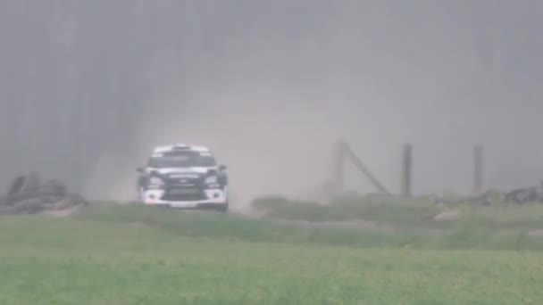 Rally de coches en la niebla — Vídeo de stock