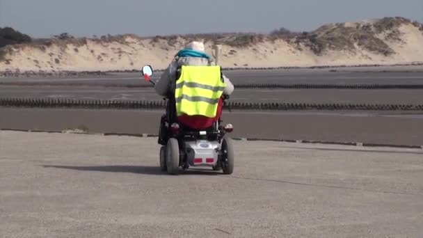 Persona en silla de ruedas eléctrica — Vídeos de Stock