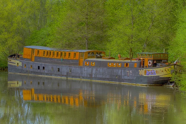 Old barge for habitation on the river Somme in hdr — Stock Photo, Image