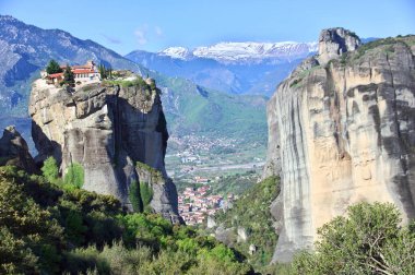 Yunanistan 'ın Meteora kentindeki Roussanou Manastırı. Ayrıca Saint Barbara Manastırı olarak da bilinir..