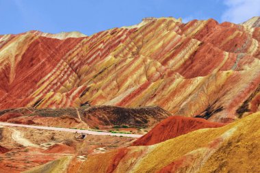 Zhangye Danxia Ulusal Jeoloji Parkı, Zhangye Danxia Geopark, Çin 'in Gansu Eyaleti' nin Zhangye ili 'nde, Linze Xian ve Sunan Yugur Özerk Xian otonom Xian' da yer alan bir jeolojik parktır.. 