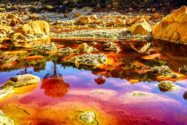 Rio Tinto 'da. Bakır madenciliğiyle boyanmış su. Huelva, İspanya