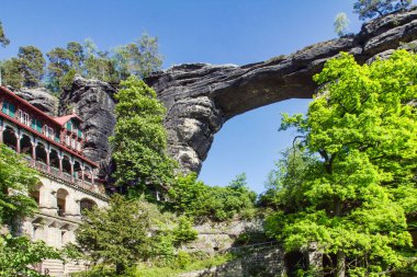 Bohem İsviçre Ulusal Parkı, Çek İsviçre Ulusal Parkı olarak da bilinir. Pravcice Gate doğal kemeri. Çek Cumhuriyeti