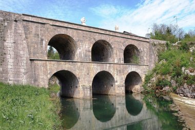 Hırvatistan 'ın Tounjcica kentinde Tounj' da kemerli çifte köprü