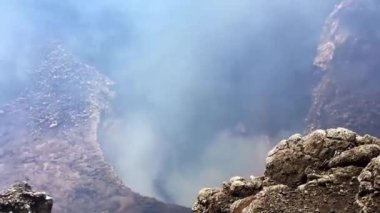 Nikaragua 'daki Masaya volkanı. Sıcak ve sülfürlü buhar küçük bir kraterden çıkıyor.