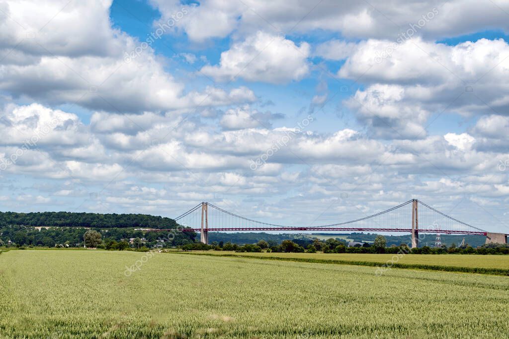 El puente de Tancarville bajo un cielo normando visto desde el