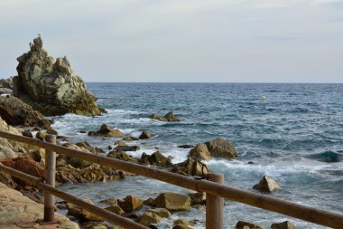 Steinküste mit Blick ans Meer