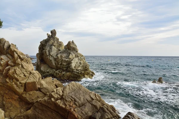 Steinküste mit Blick ans Meer — Stock Photo, Image