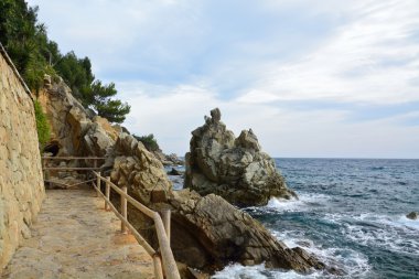Steinküste mit Blick ans Meer