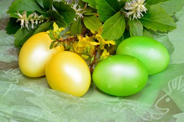 Paskalya yumurtaları ve bahar çiçekleri