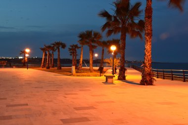 gün batımında taş beach promenade