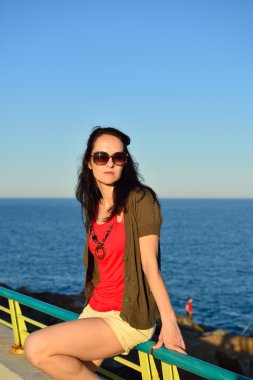 beach promenade üzerinde yürüyen genç bir kadın