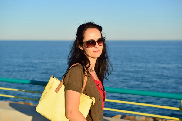 Feliz joven mujer caminando en el paseo marítimo — Foto de Stock