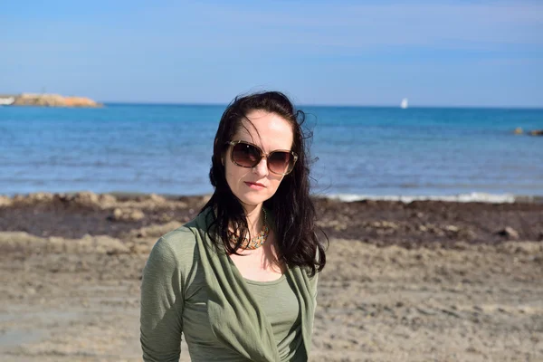 Young woman posing on the beach — Stock Photo, Image