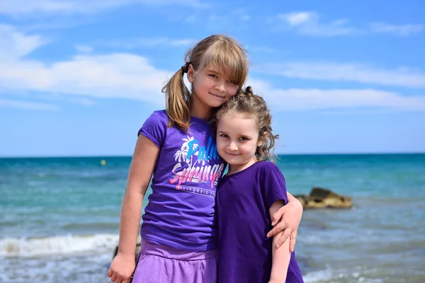 Two little sisters posing on the beach — Stock Photo, Image