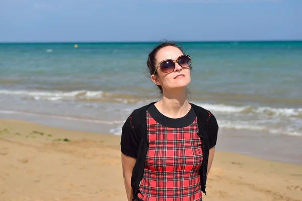 Mujer joven caminando en la playa en la arena — Foto de Stock