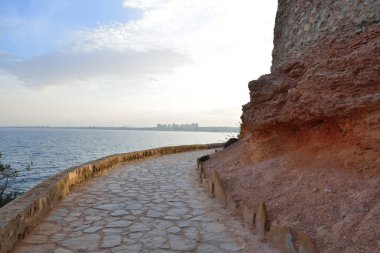 bir yaz akşamı kıyı geçit açtı