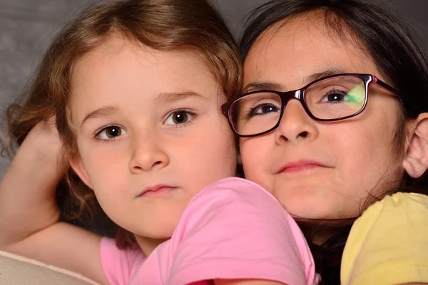 Two sisters posing — Stock Photo, Image