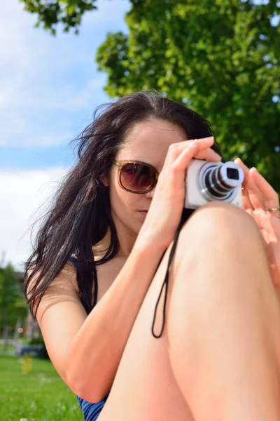 Mujer joven tomando fotos —  Fotos de Stock