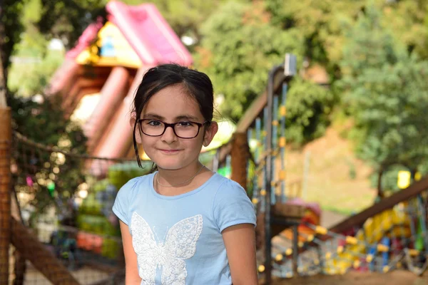 Bambina in un parco avventura — Foto Stock