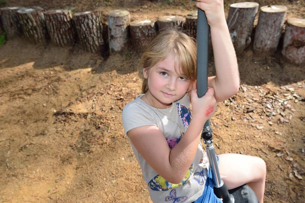 Niña en un parque de aventuras —  Fotos de Stock