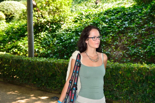 Frau spaziert in einem botanischen Garten — Stockfoto