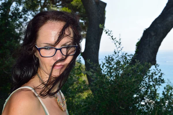 Frau spaziert in einem botanischen Garten — Stockfoto