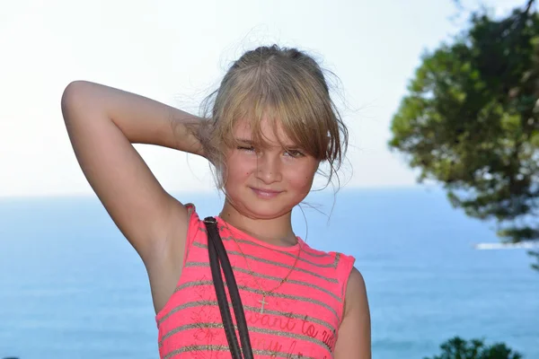 Little girl posing by the sea in vacation — Stock Photo, Image