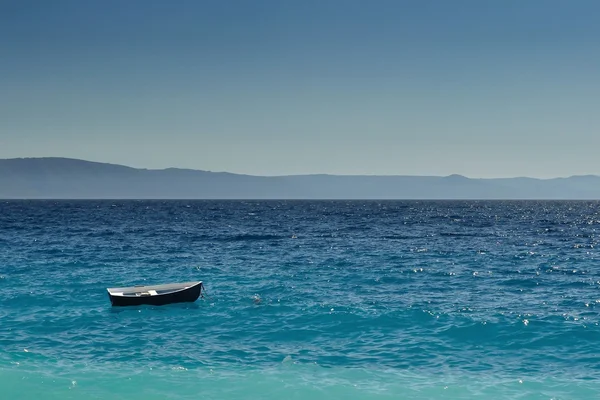 Boot auf offener See, Kroatien — Stockfoto