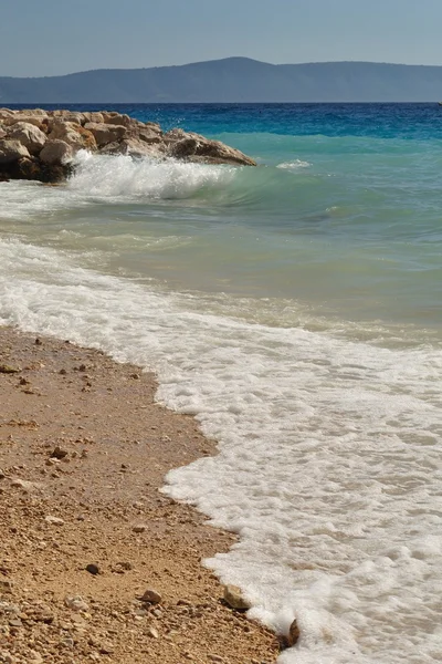 在美丽的海滩，在 podgora 上的波浪。克罗地亚 — 图库照片