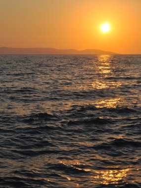 dalgalanmalar ile deniz günbatımı