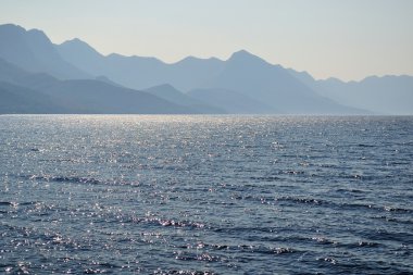 Biokovo Dağı yükselen güneş ışığı