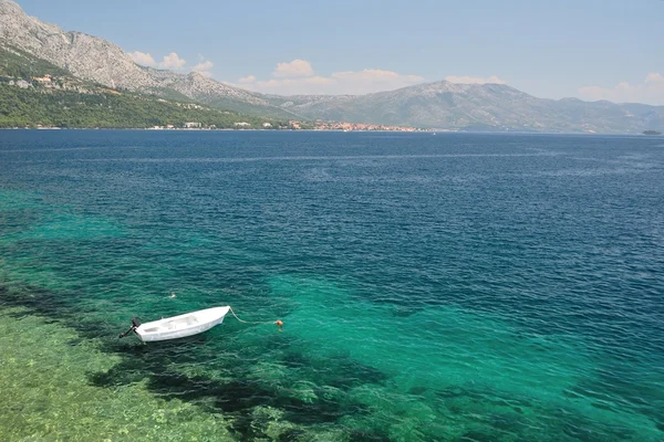 Liten ensam fiskebåt flyter bara på Adriatiska havet — Stockfoto