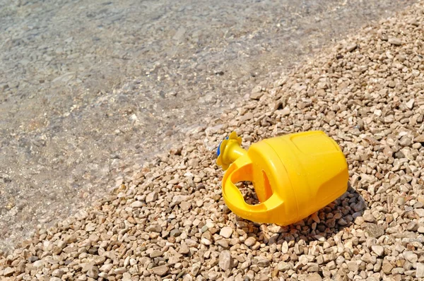 Gele gieter op het kiezelstranden strand — Stockfoto