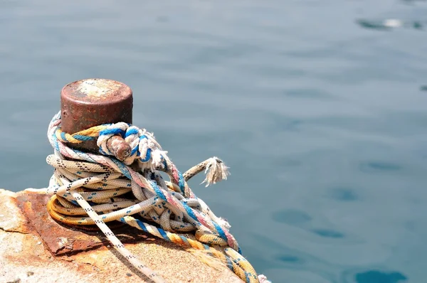 Marine rope on mooring bollard in port — Stock Photo, Image