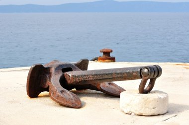 eski paslı gemi çapa ile deniz arka planda noktasında