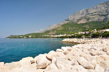 Tucepi ile deniz ve dağ biokovo arka planda