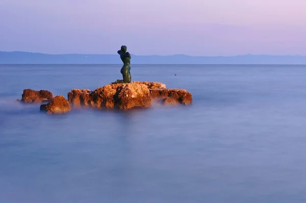 在晚上，克罗地亚 podgora 美人鱼的雕像 — 图库照片