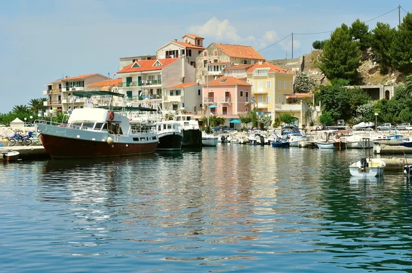 Porto de Podgora, na Croácia, com alguns barcos — Fotografia de Stock