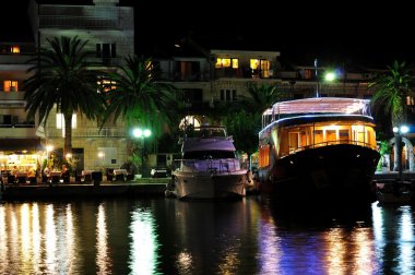 tekneler geceleri podgora limanda demirledi.