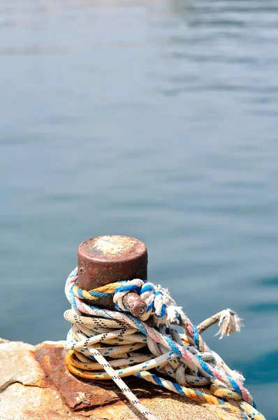 Metal ship chains and bollard on wooden pier — Stockfoto