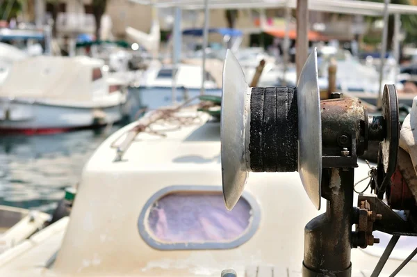 Dettaglio del tamburo per cavi da pesca su una barca da traino — Foto Stock