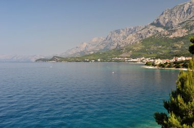 Adriyatik Denizi ile Biokovo Dağı'nda tucepi, Hırvatistan