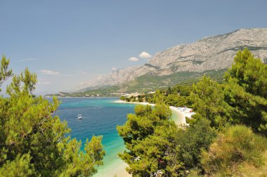 Adriyatik Denizi ile Biokovo Dağı'nda tucepi, Hırvatistan