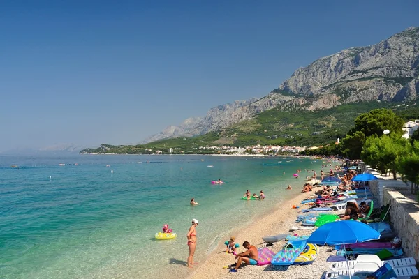 Erstaunlicher Strand mit Menschen in Tucepi, Kroatien — Stockfoto